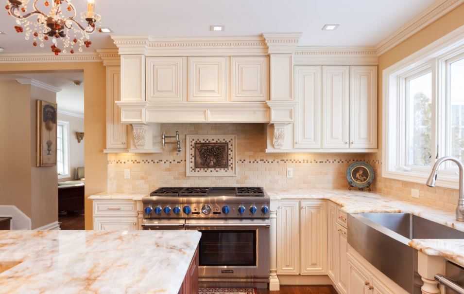 Traditional Creme Maple Glaze cabinetry with large decorative hood. 
