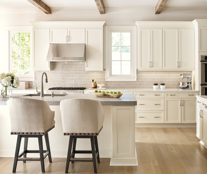 Traditional Dove White Shaker Kitchen with matching Statement Island.